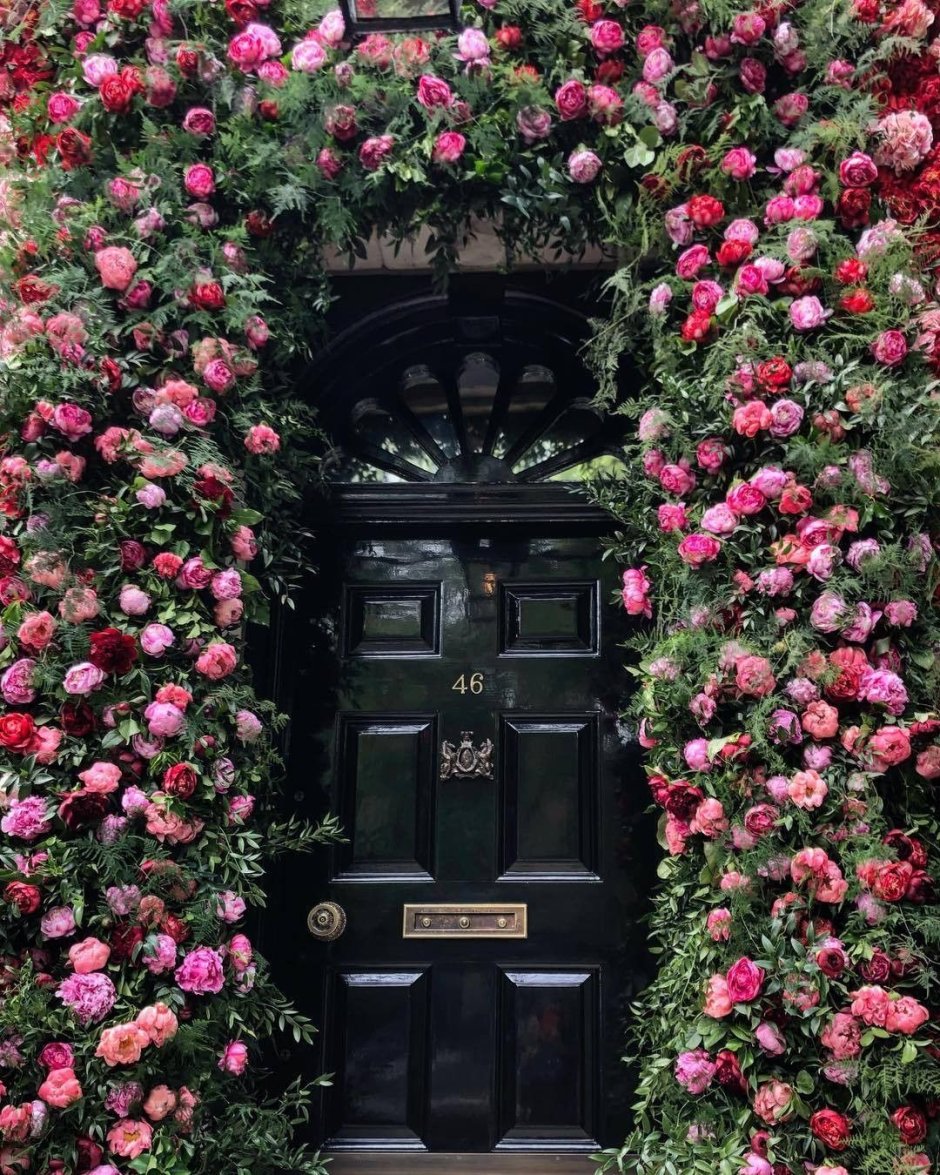 Красивая дверь с цветами