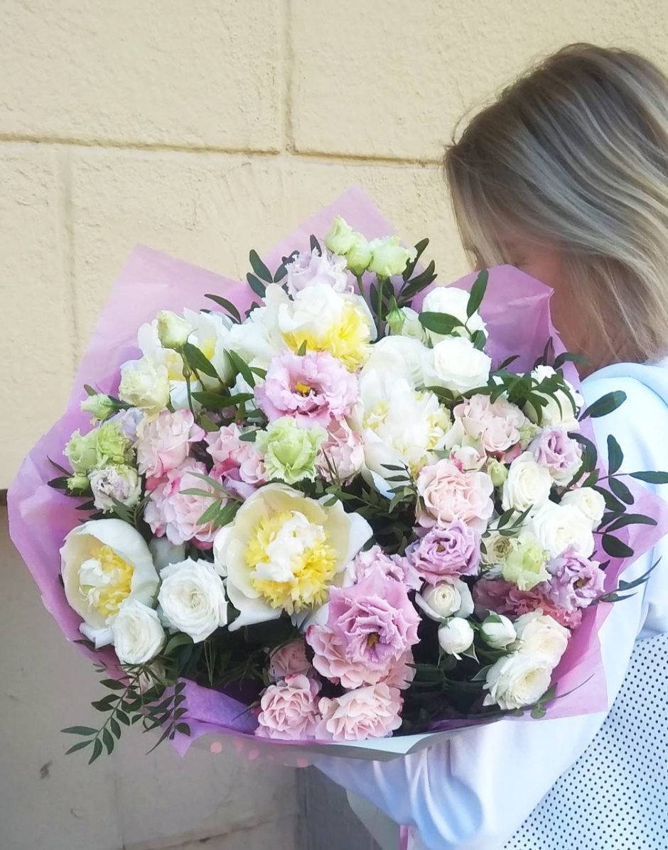 Свадебный букет из хризантем и кустовых роз