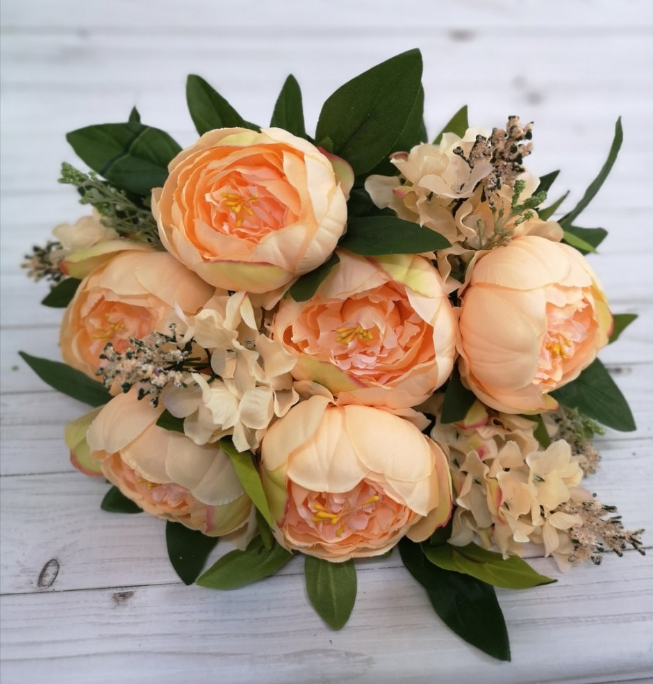 Букет невесты с пионовидными розами и эвкалиптом