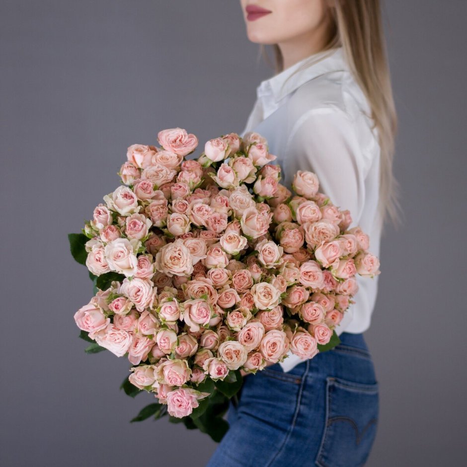 Букет кустовых роз стильный