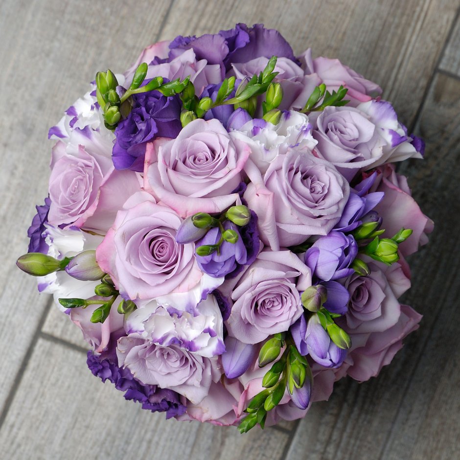 Большой букет фиолетовых роз