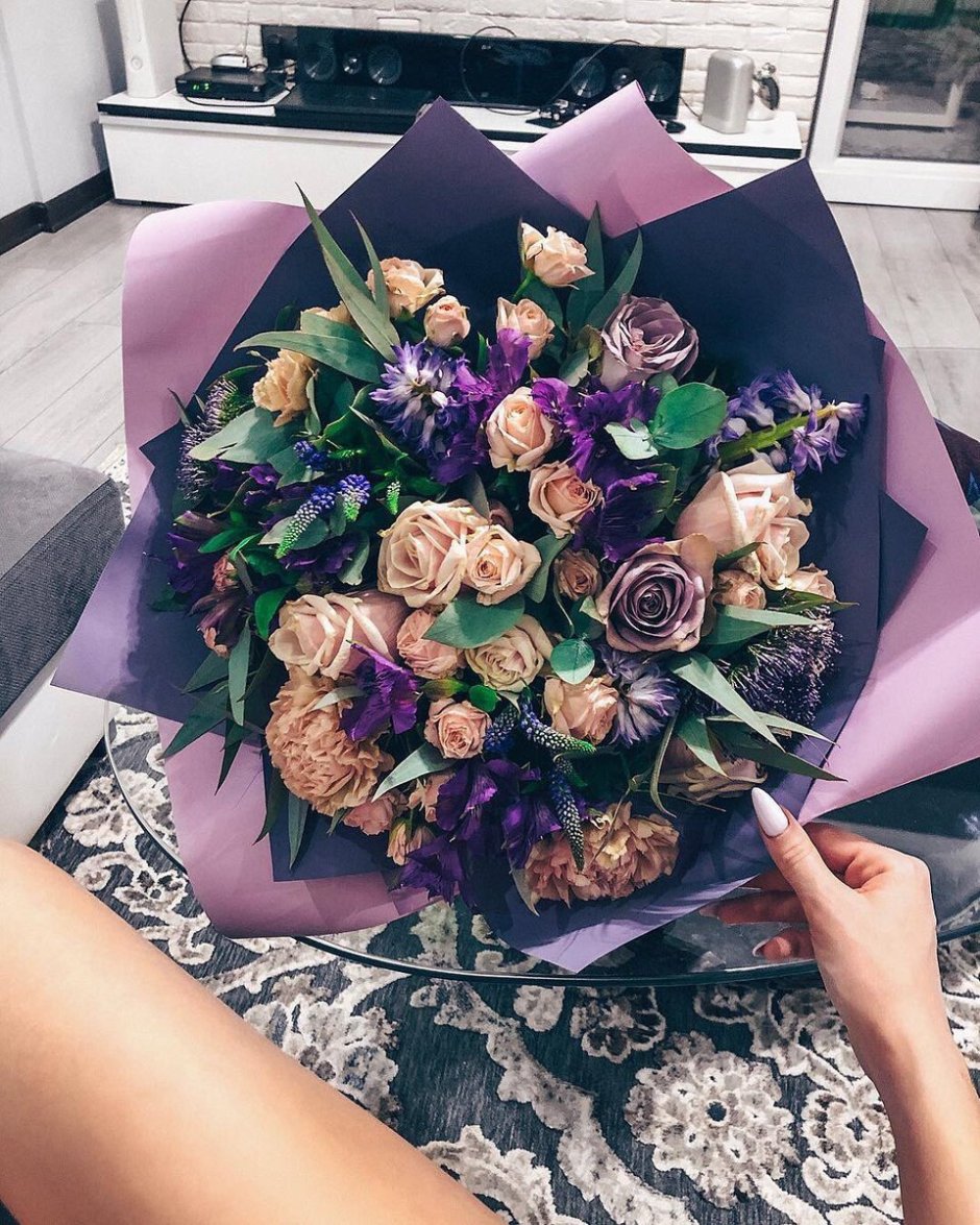 Фиолетовые и белые розы букет