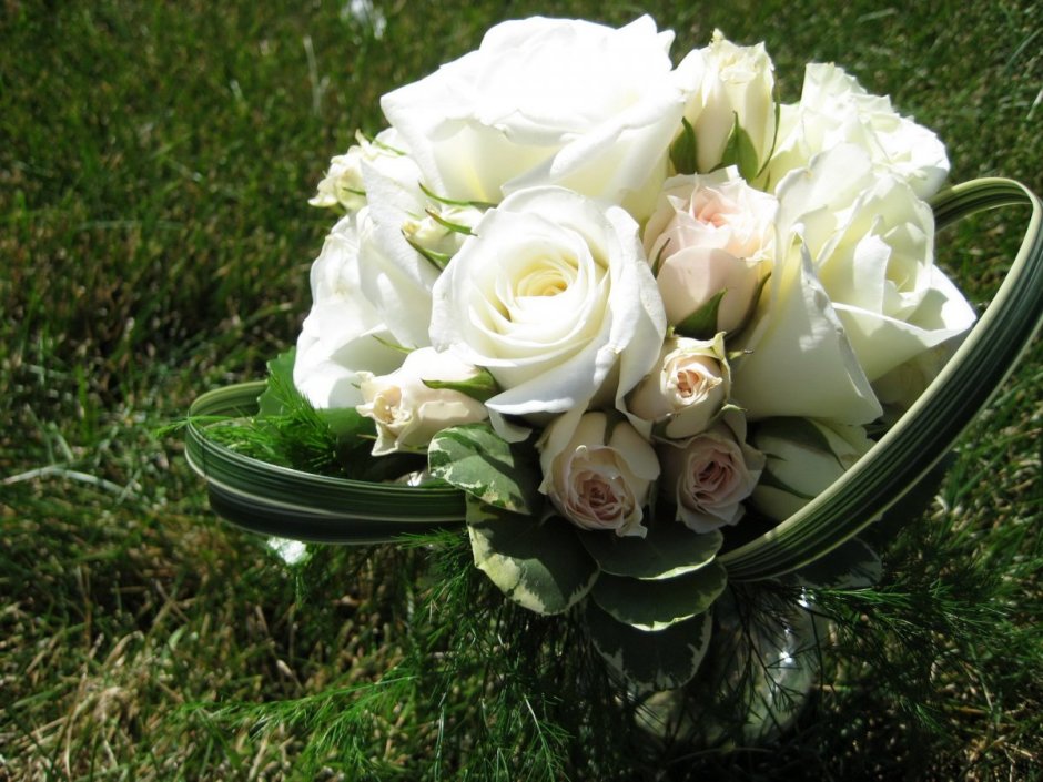 Букеты белых роз в подарок