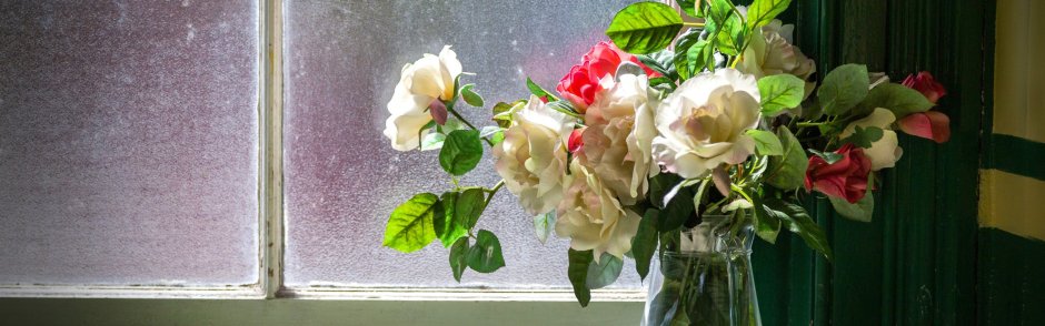 Букет роз в вазе на окне