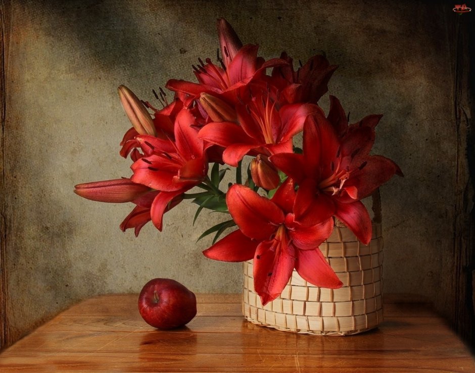 Красные лилии в вазе