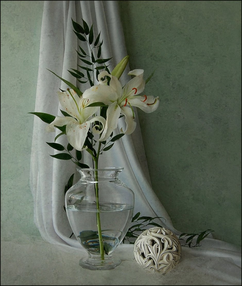 Белая Лилия в вазе
