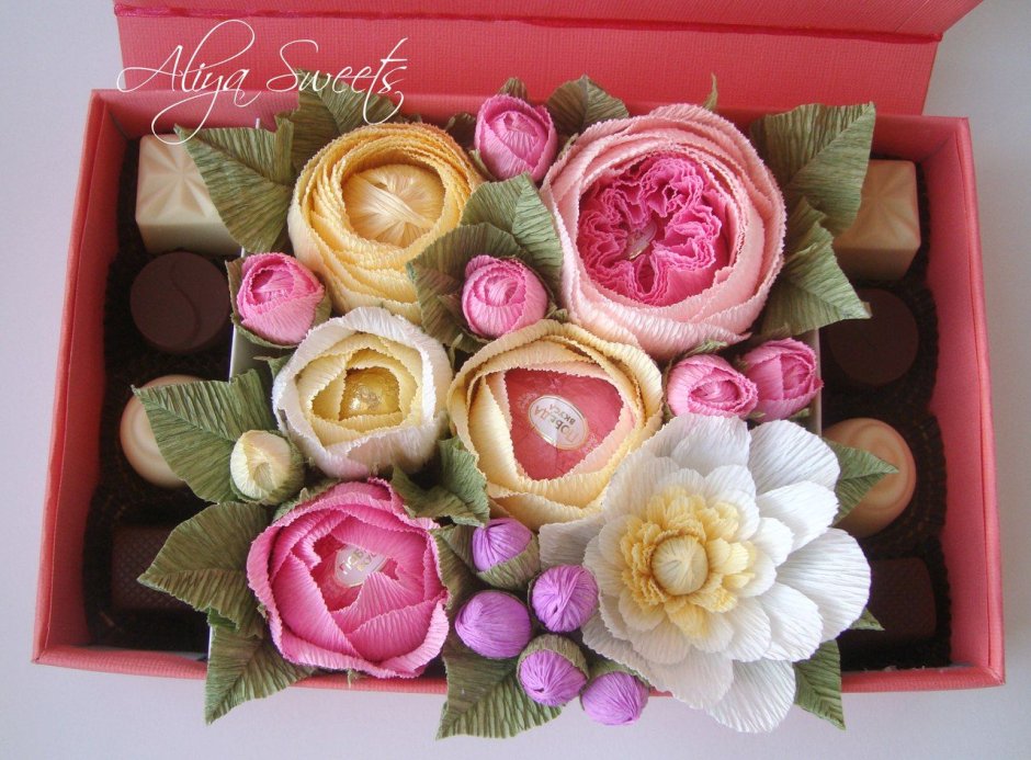 Букет с живыми цветами и конфетами