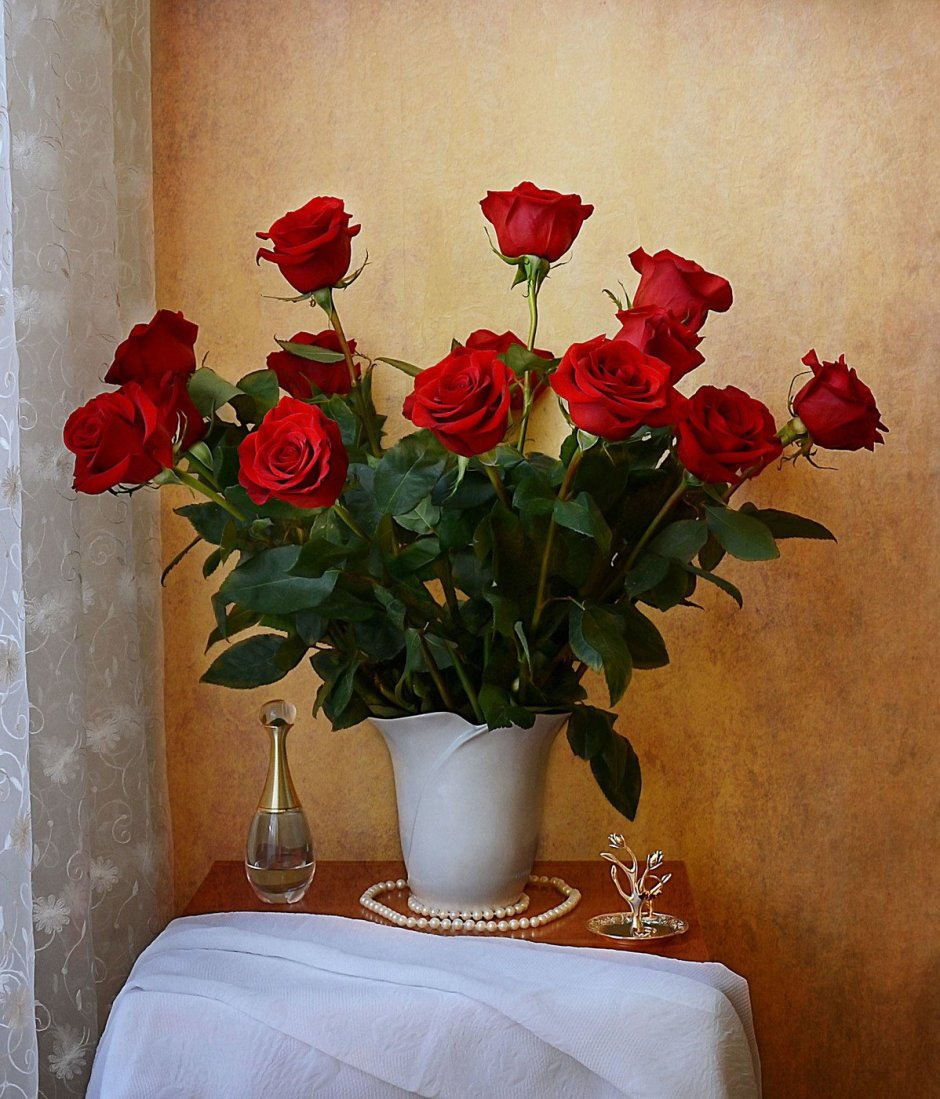 Красная роза в вазе
