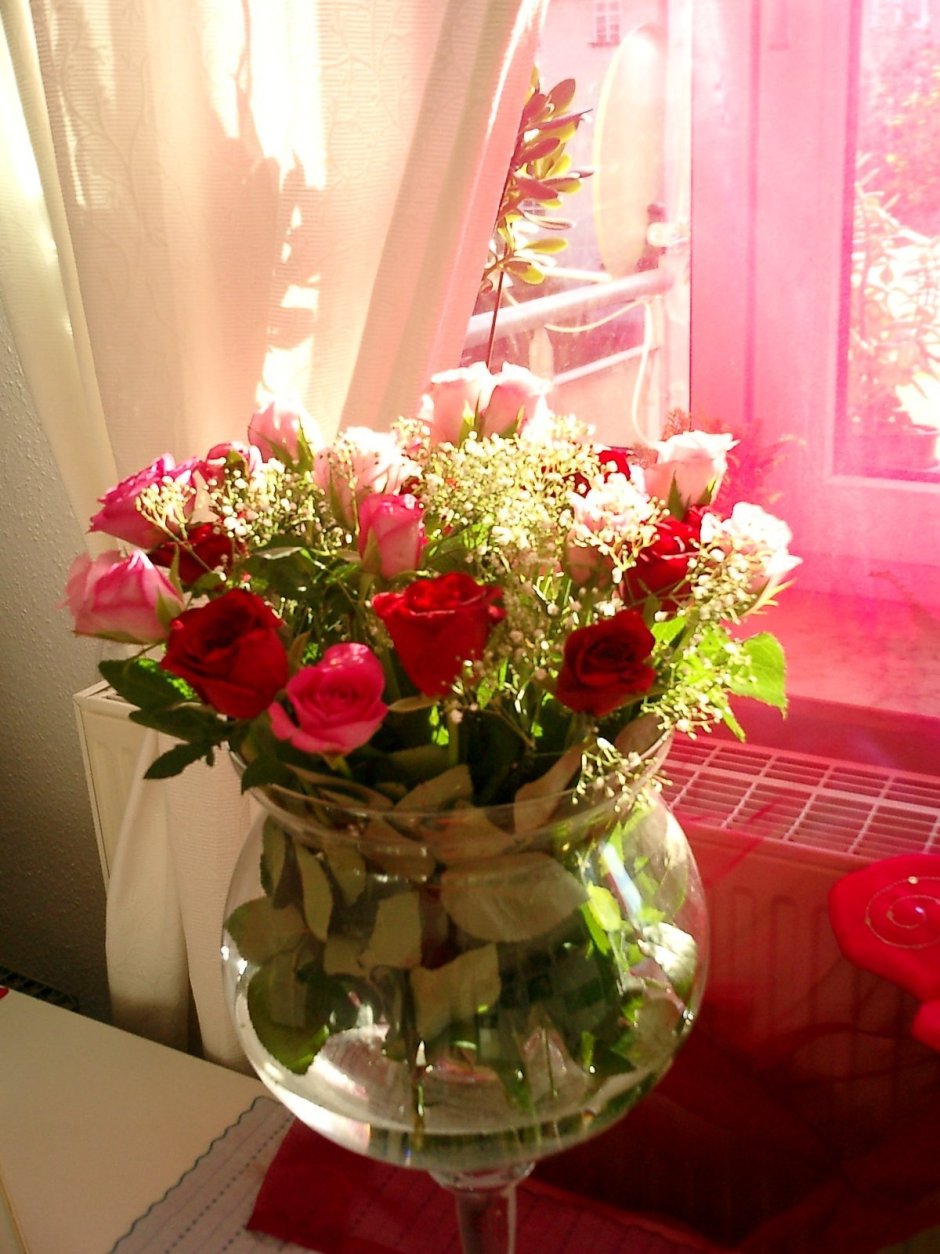 Букет цветов на столе дома