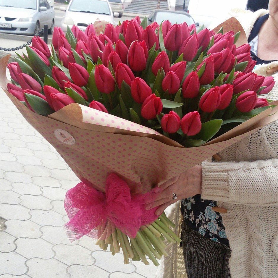 Огромный букет тюльпанов в руках