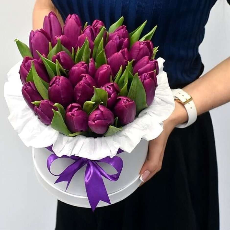Фиолетовые тюльпаны в коробке