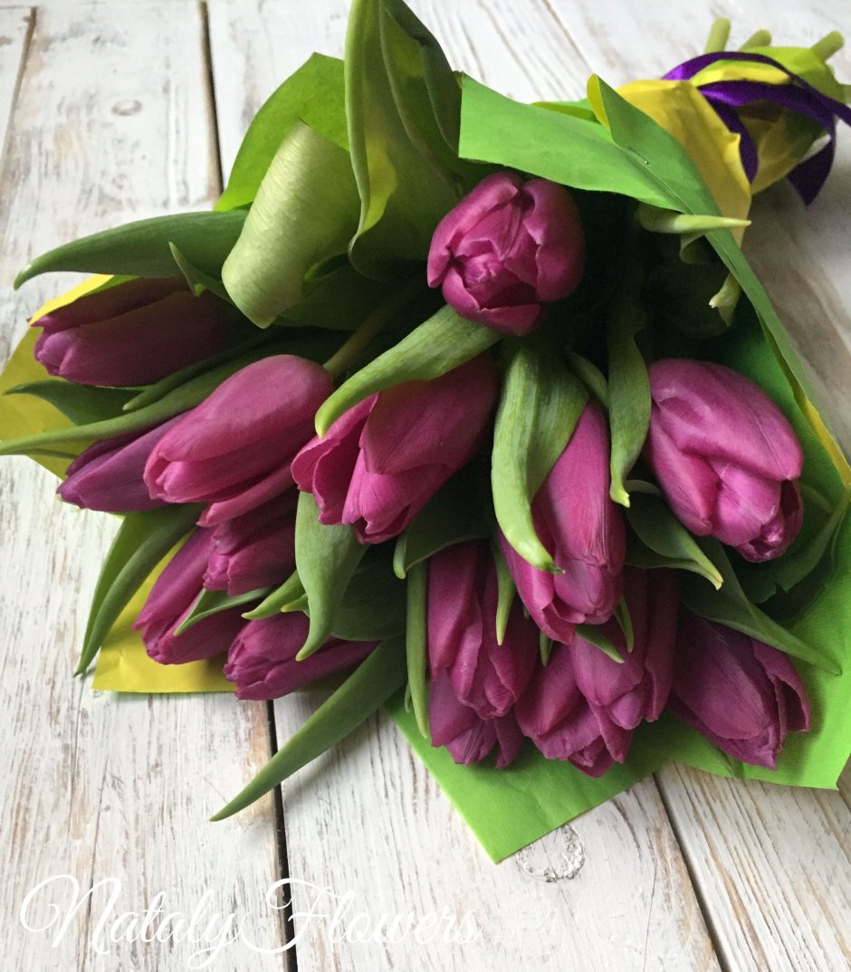 Фиолетовые тюльпаны с колосками