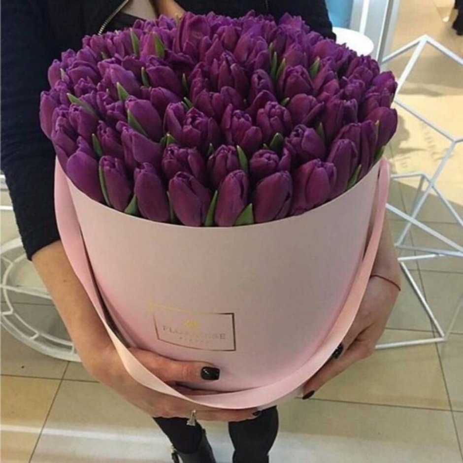 Букет фиолетовых тюльпанов в коробке