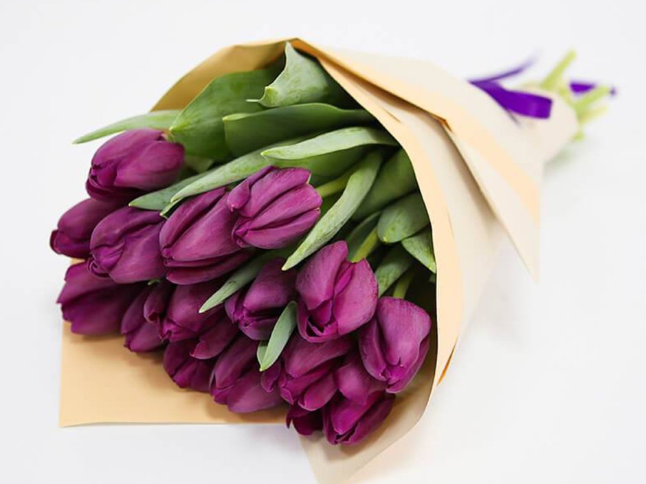 Букет из фиолетовых тюльпанов