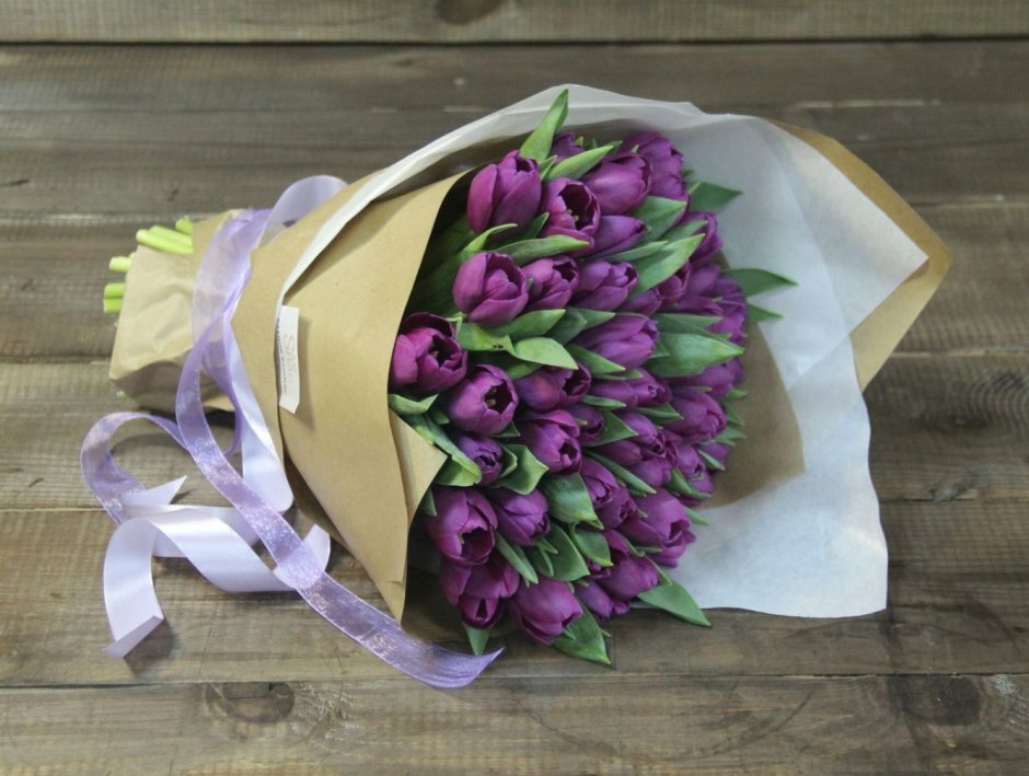 Фиолетовые тюльпаны букет в черной бумаге