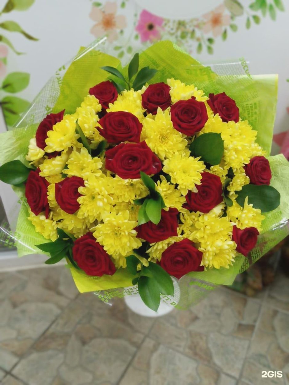 Букет красные розы и желтые хризантемы