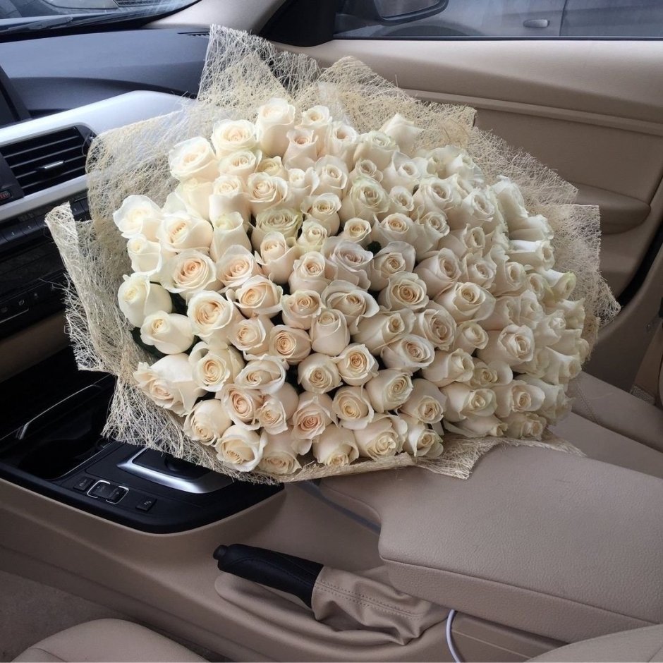 Белые розы в салоне машины