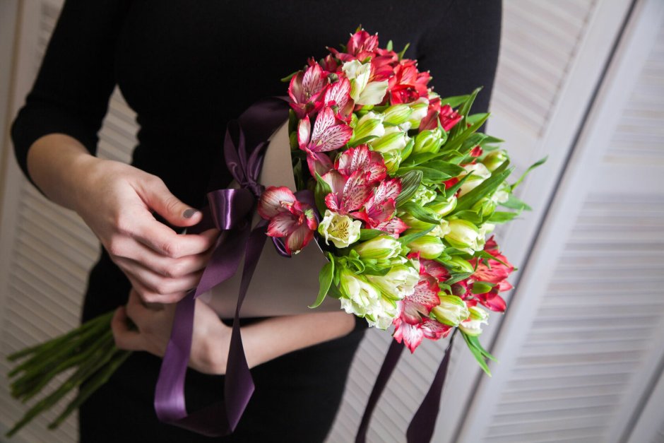 Нежный весенний букет из тюльпанов и альстромерии без упаковки фото