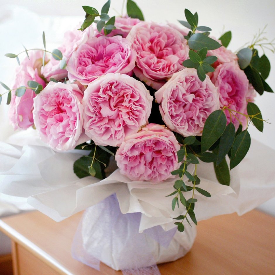 Пионовидные розы в вазе