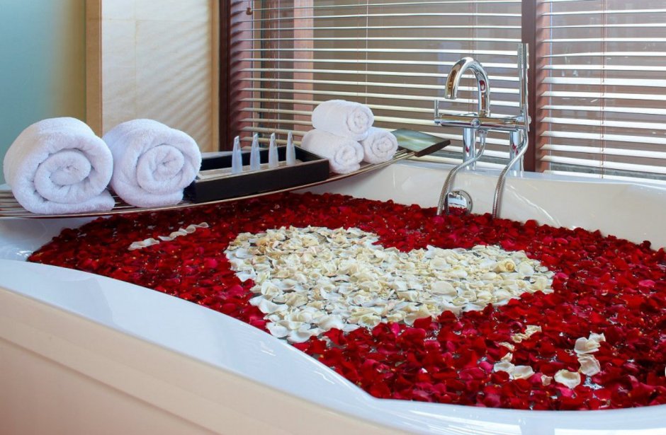 Лепестки роз в ванной