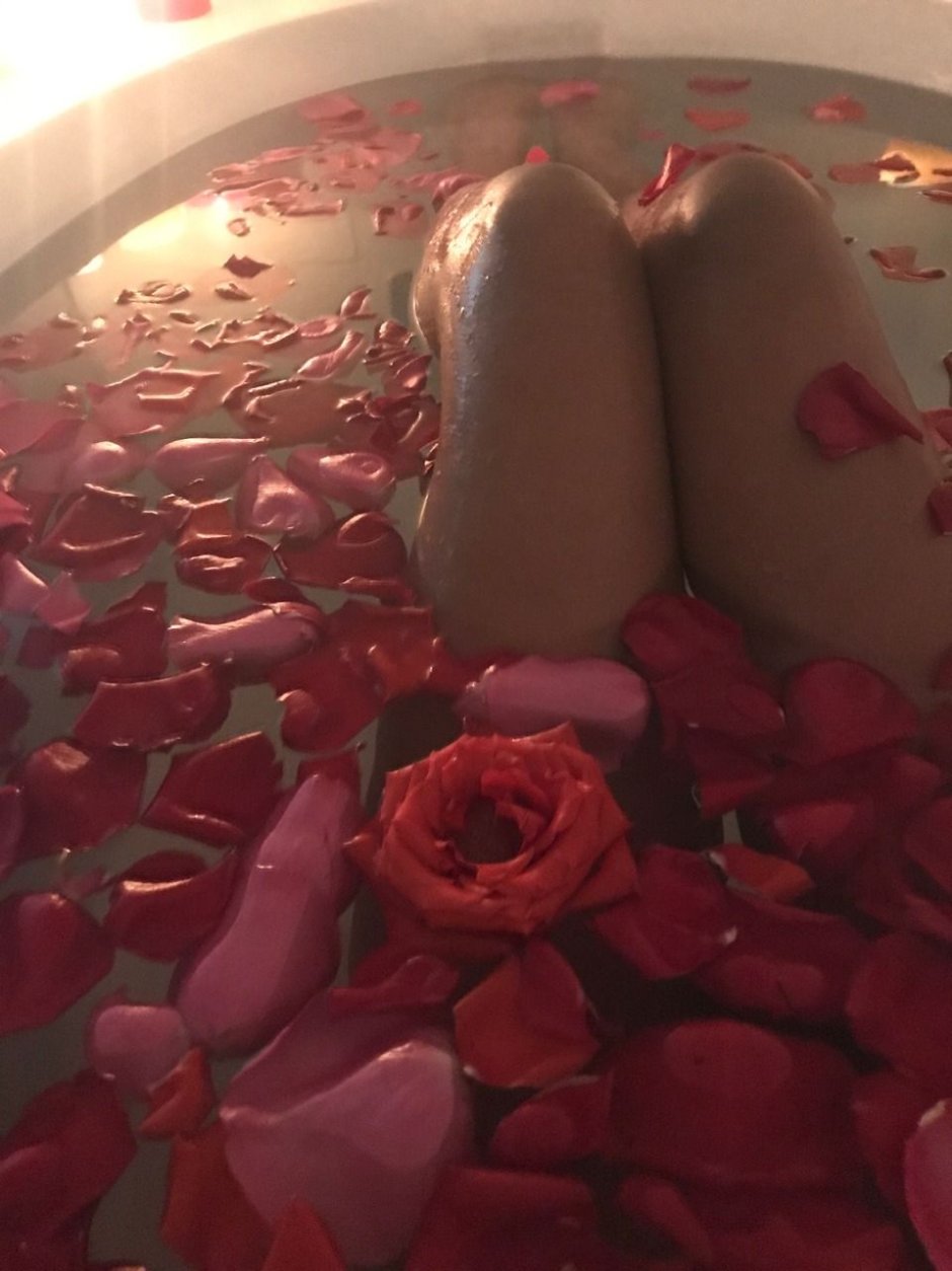 Ноги в ванной с лепестками роз