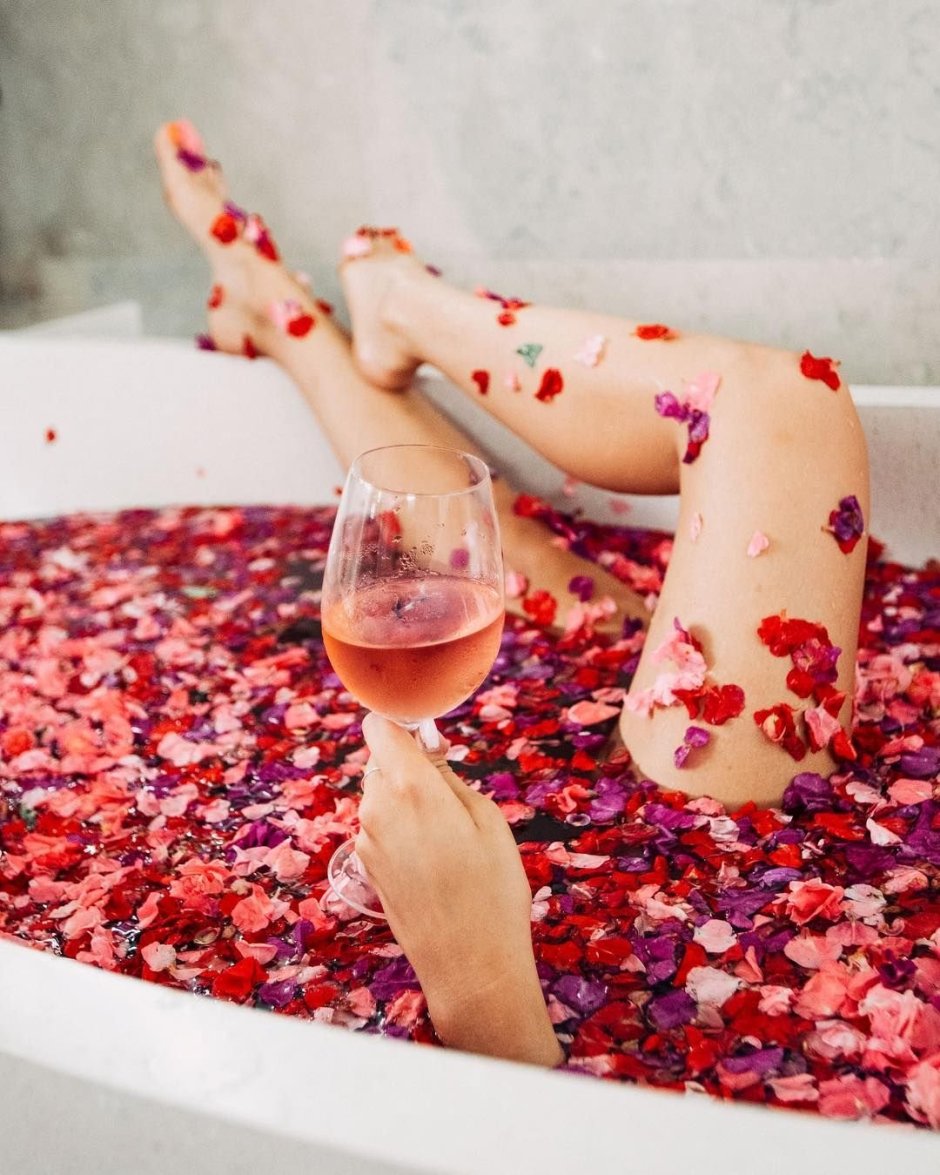 Фотосессия в ванной с лепестками роз