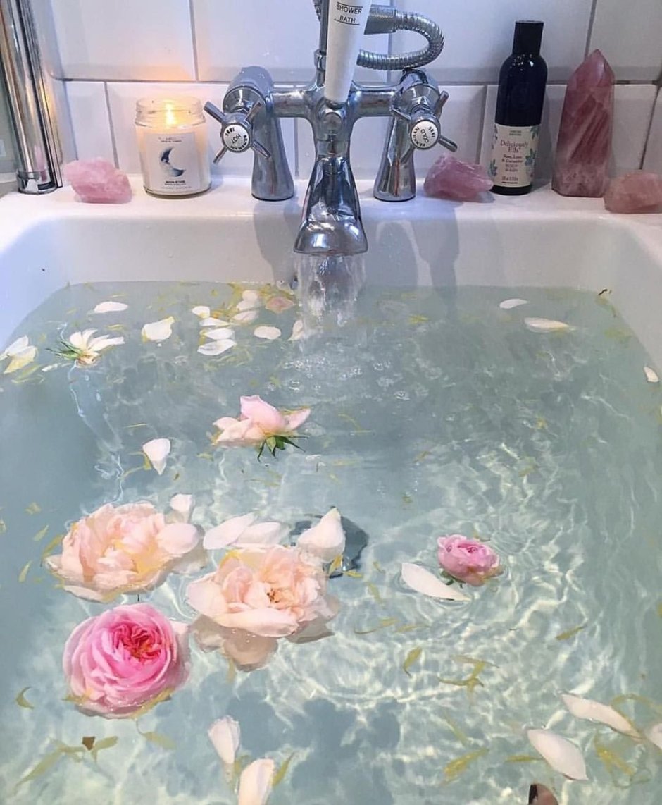 Ванна с лепестками роз