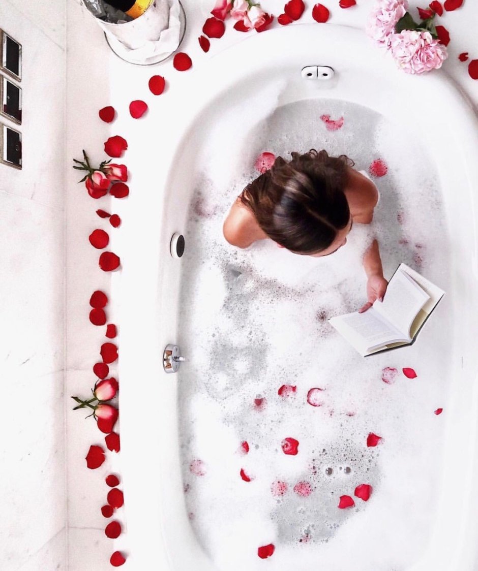 Девушка в ванной с лепестками роз