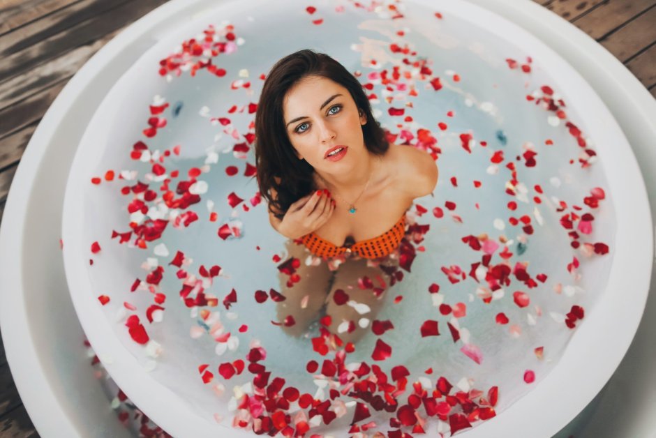 Ванна с лепестками роз и фруктами