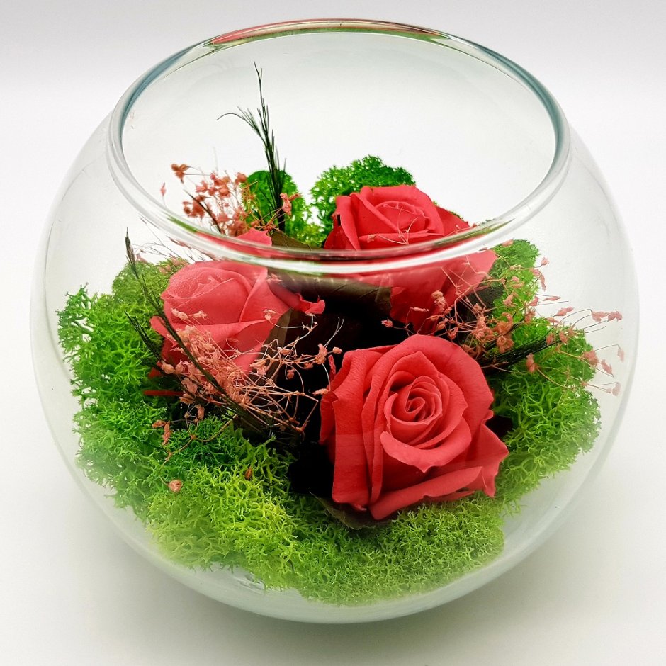 Цветочная композиция в стеклянной вазе