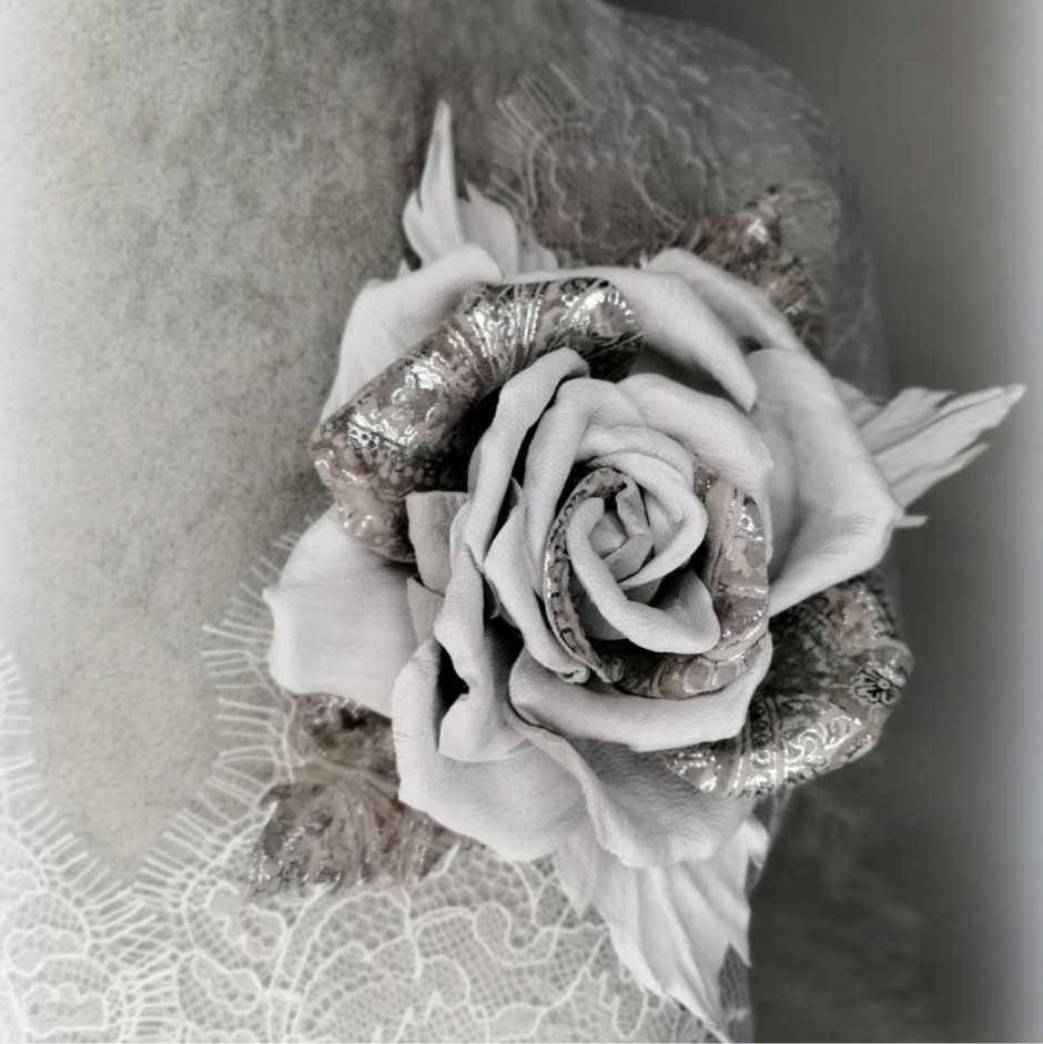 Белая роза из металла