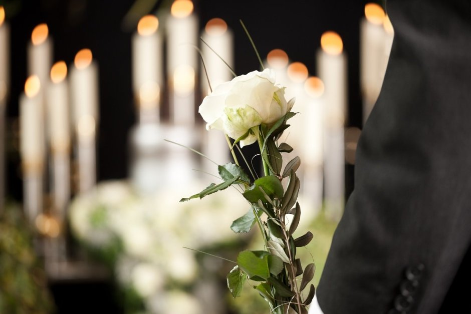 Похоронные цветы и свечи