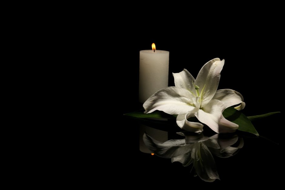 Свеча и цветы траур