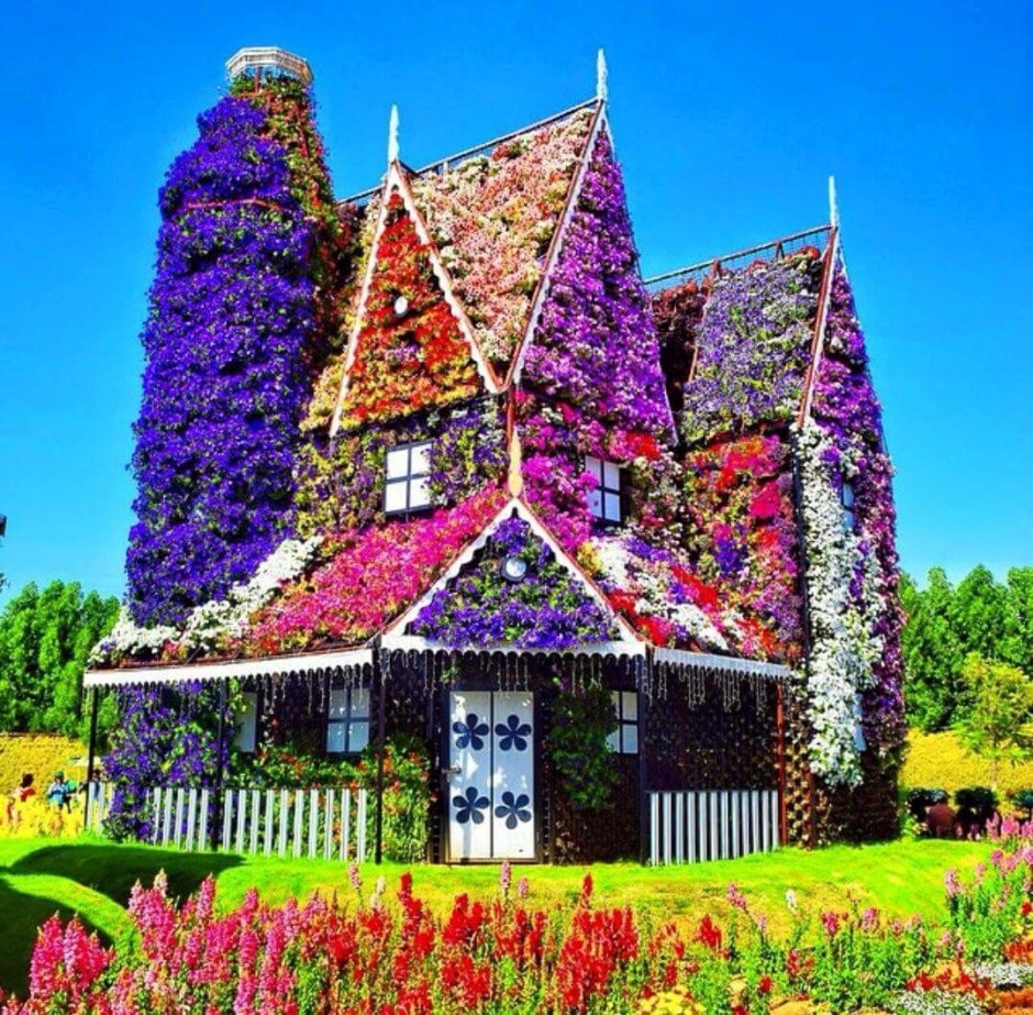 Красивый дом в цветах