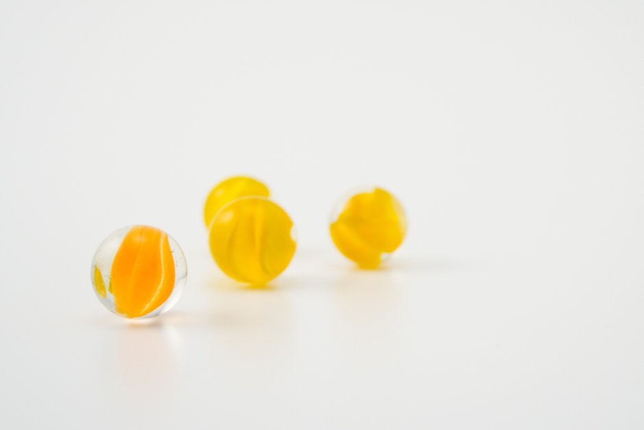 Мраморные желто-оранжевые шары