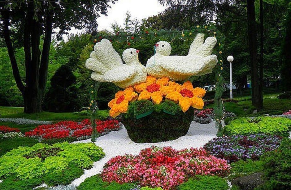 Скульптуры из цветов в парках
