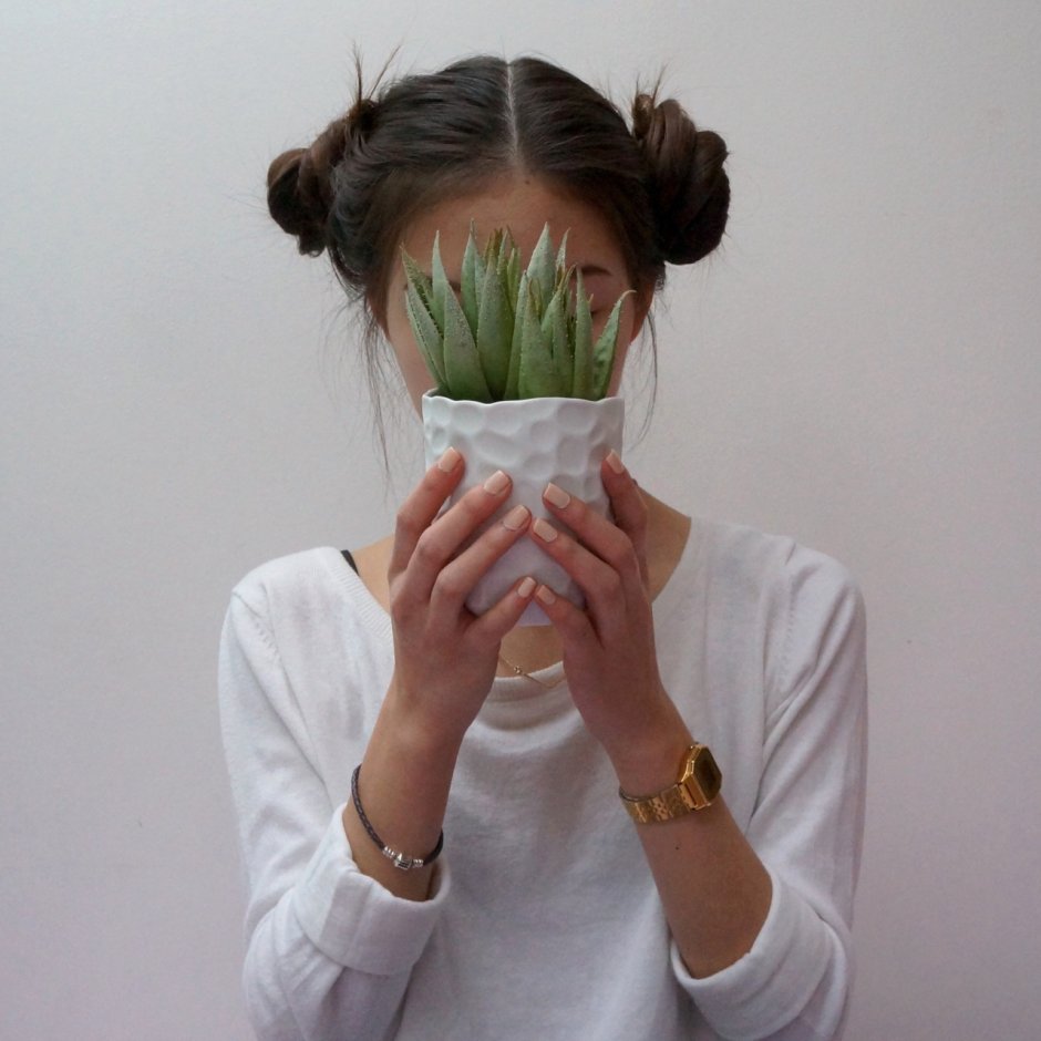 Девушка с кактусом в руке