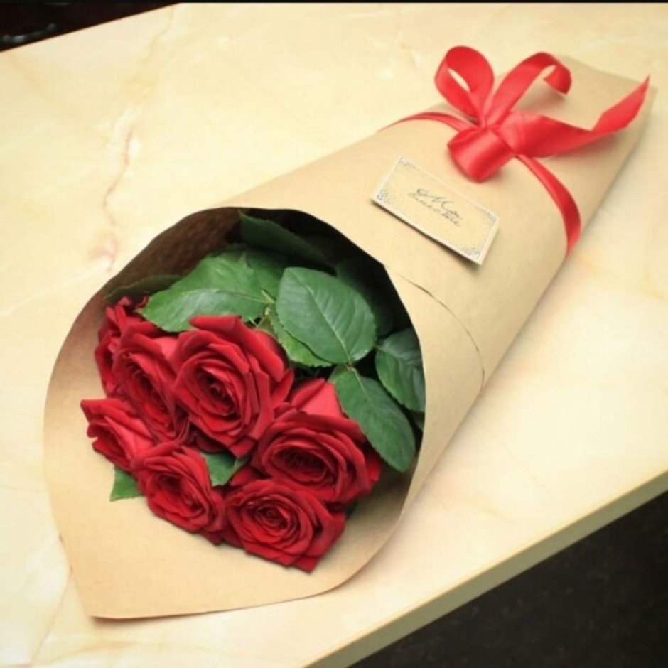 Букеты роз в бумажной обертке