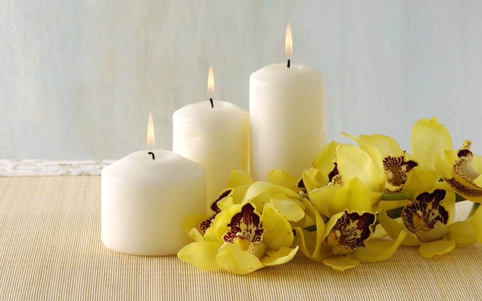 Цветок свечками с желтыми цветами