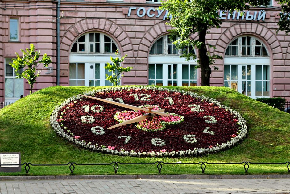 Цветочные часы в Александровском парке