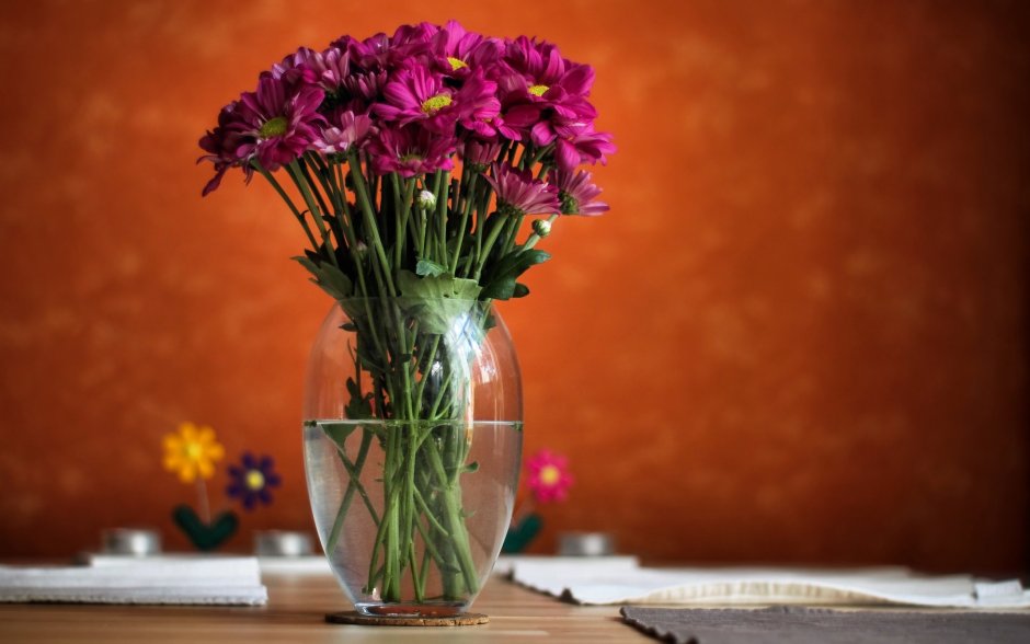 Цветы в вазочках на столе