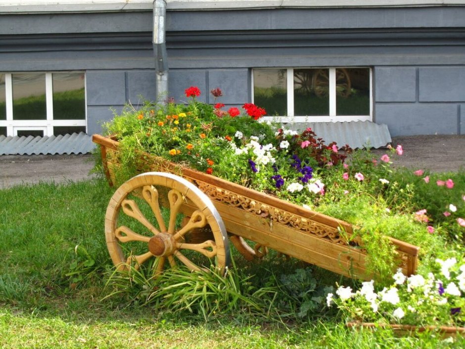 Скамейка в весеннем саду