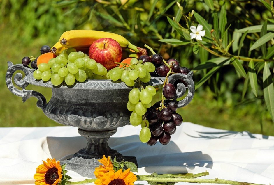 Красивая ваза с фруктами