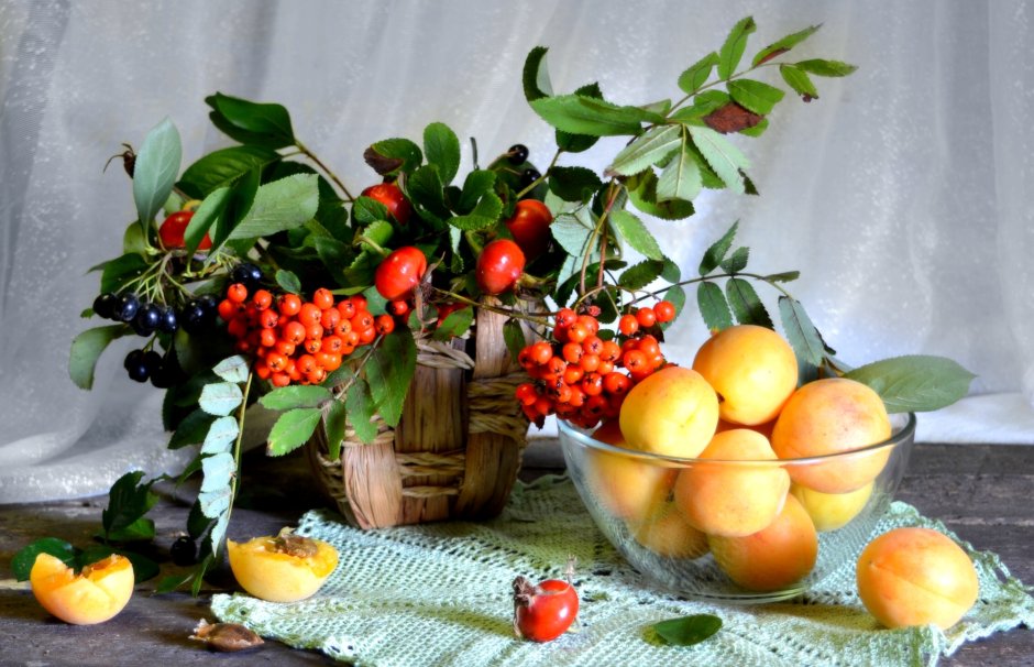 Осенние фрукты в вазе