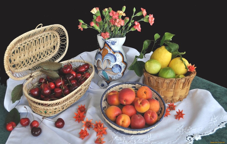 Стол с цветами и фруктами