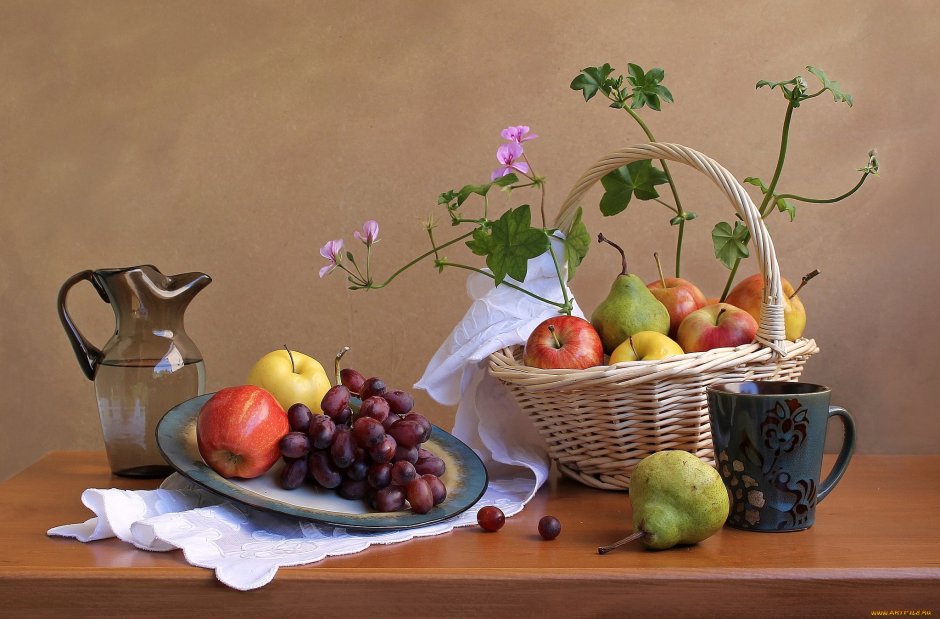 Весенний натюрморт с фруктами