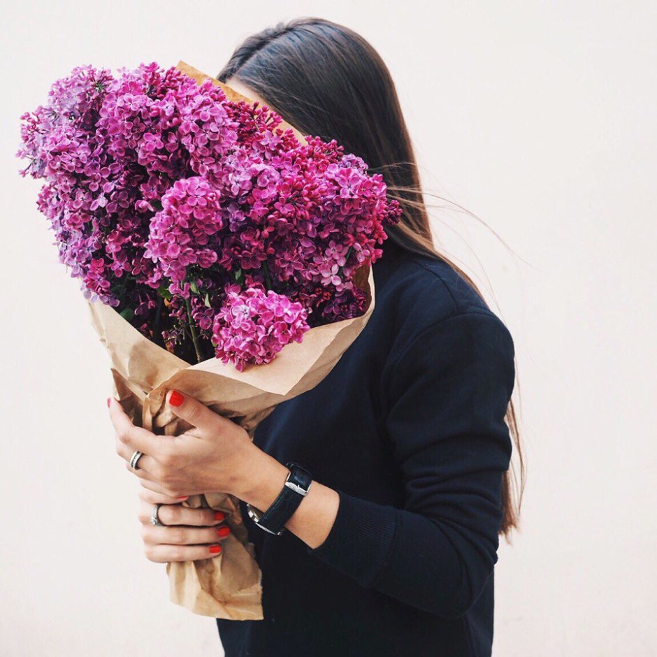 Сиреневый цветок букет девушка на руках волосы каре