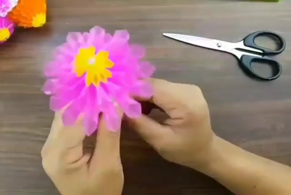 Изготовление магнита из коктельных трубочек «Аленький цветок»