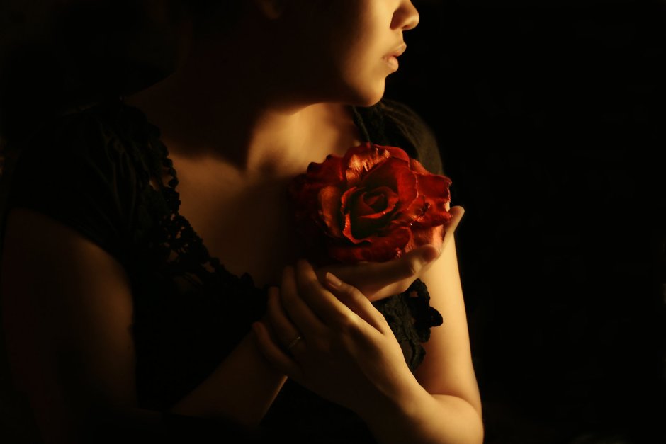 Девушка с черной розой