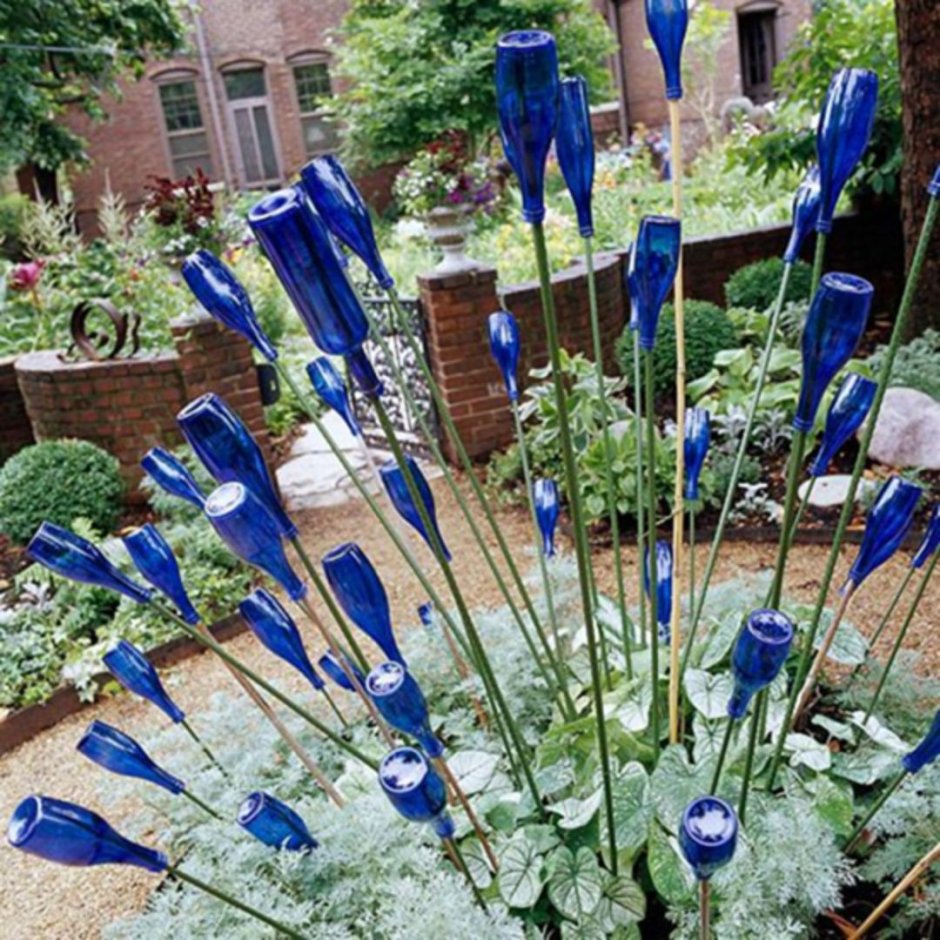 Декор в саду из синих бутылок